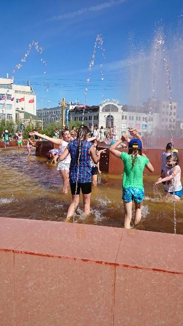 Веселье в фонтане на площади орджоникидзе