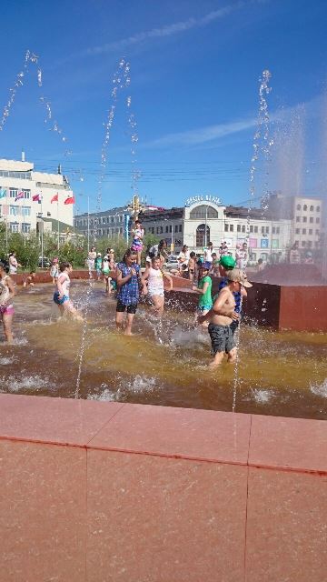 Веселье в фонтане на площади орджоникидзе4