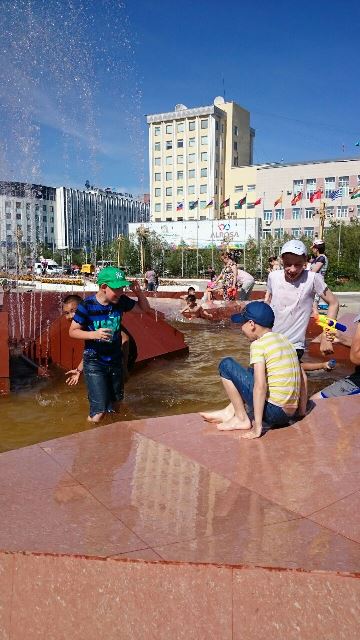 Веселье в фонтане на площади орджоникидзе5